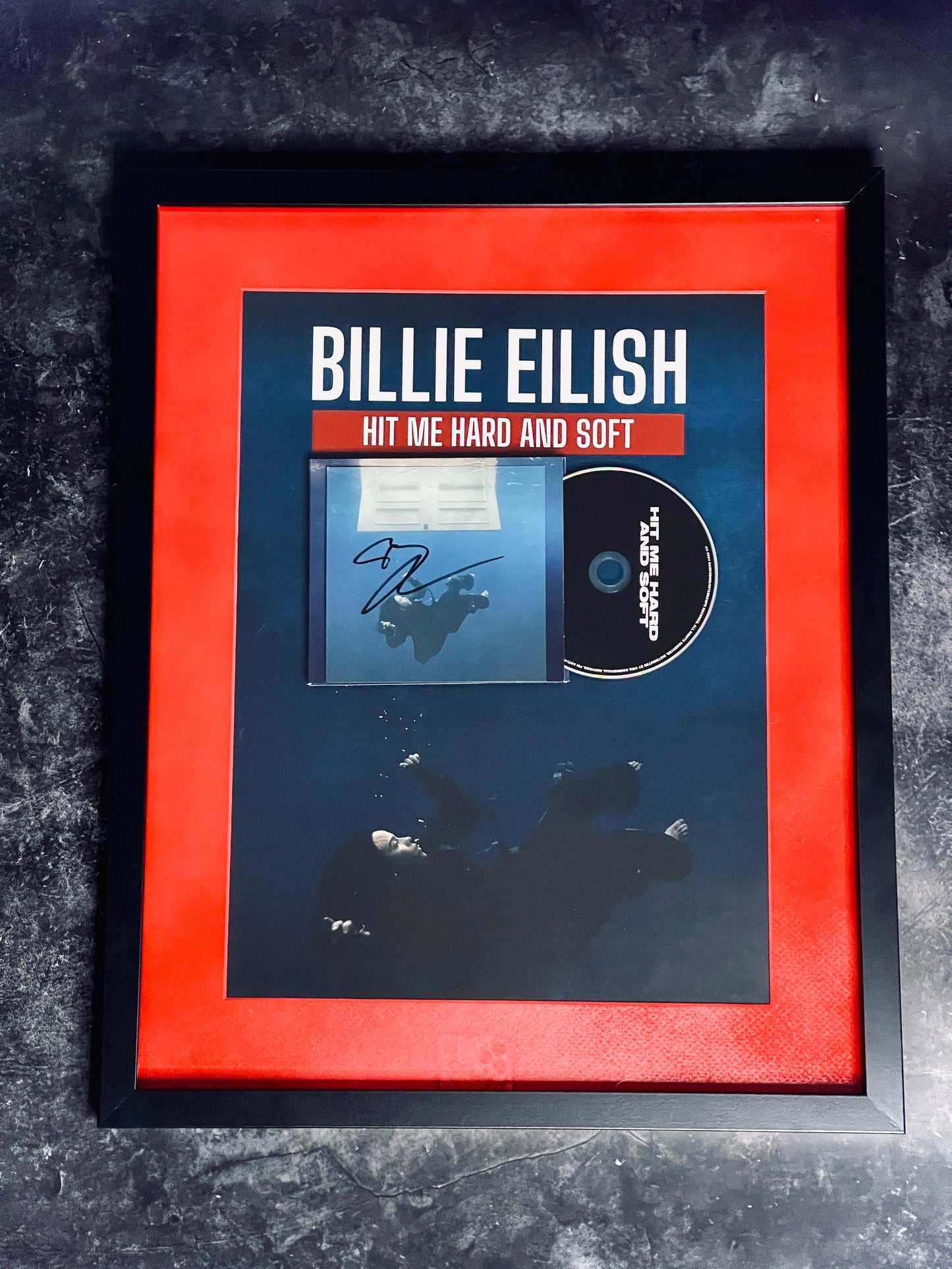 Billie Eilish - Hit Me Hard And Soft, Firmado Enmarcado - CD