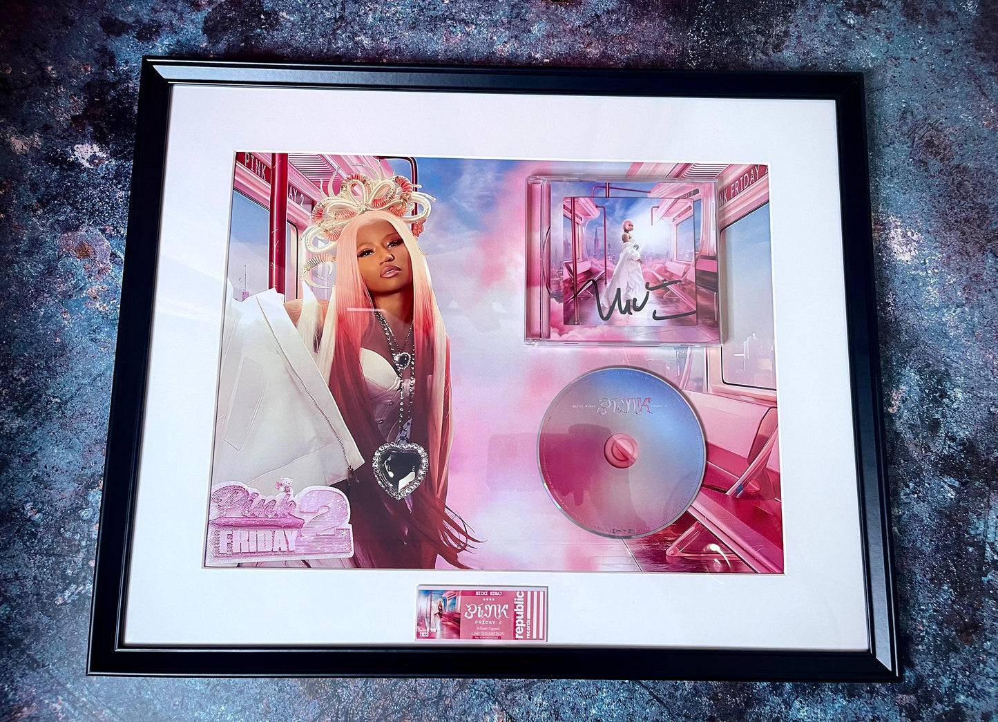 Nicki Minaj- Pink Friday 2, Firmado Enmarcado - CD